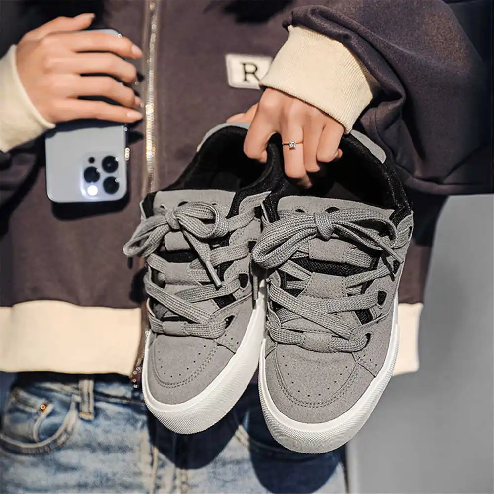 Luxury Lifestyle News - Con allacciatura Scarpe da scuola da